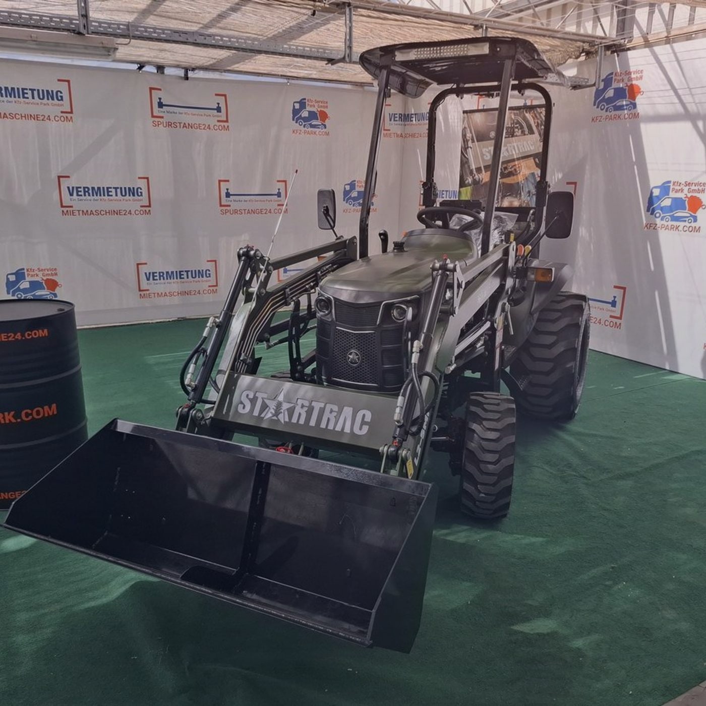 Startrac Kleintraktor mit Frontlader in der Ausstellungshalle der Kfz-Service Park GmbH in Naunhof