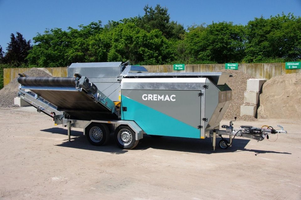 Gremac e1 mit ausgeklapptem Heckband im Siebbetrieb