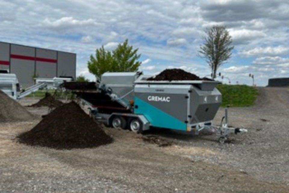 Gremac e1 (Radmobil) beim Sieben von Erde