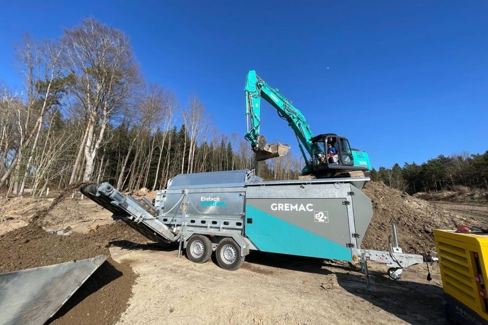 Gremac e2+ im Siebeinsatz mit Bagger