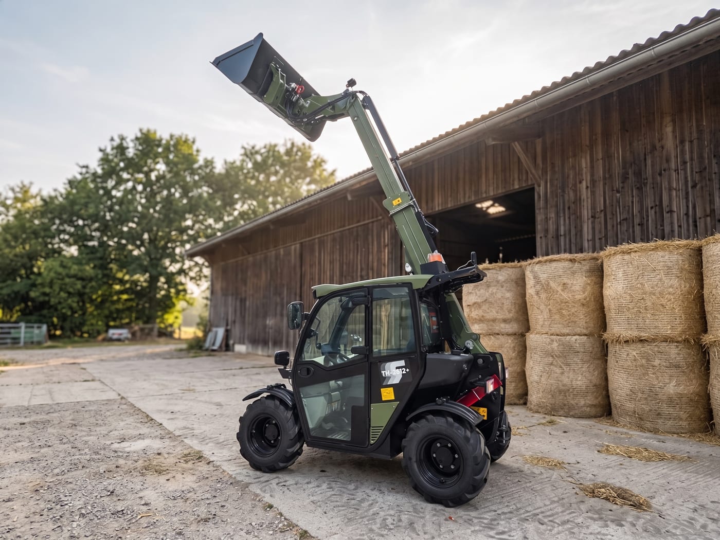 Stahlhoff Teleskoplader 2812T mit angehobenem Teleskoparm auf einem Hof