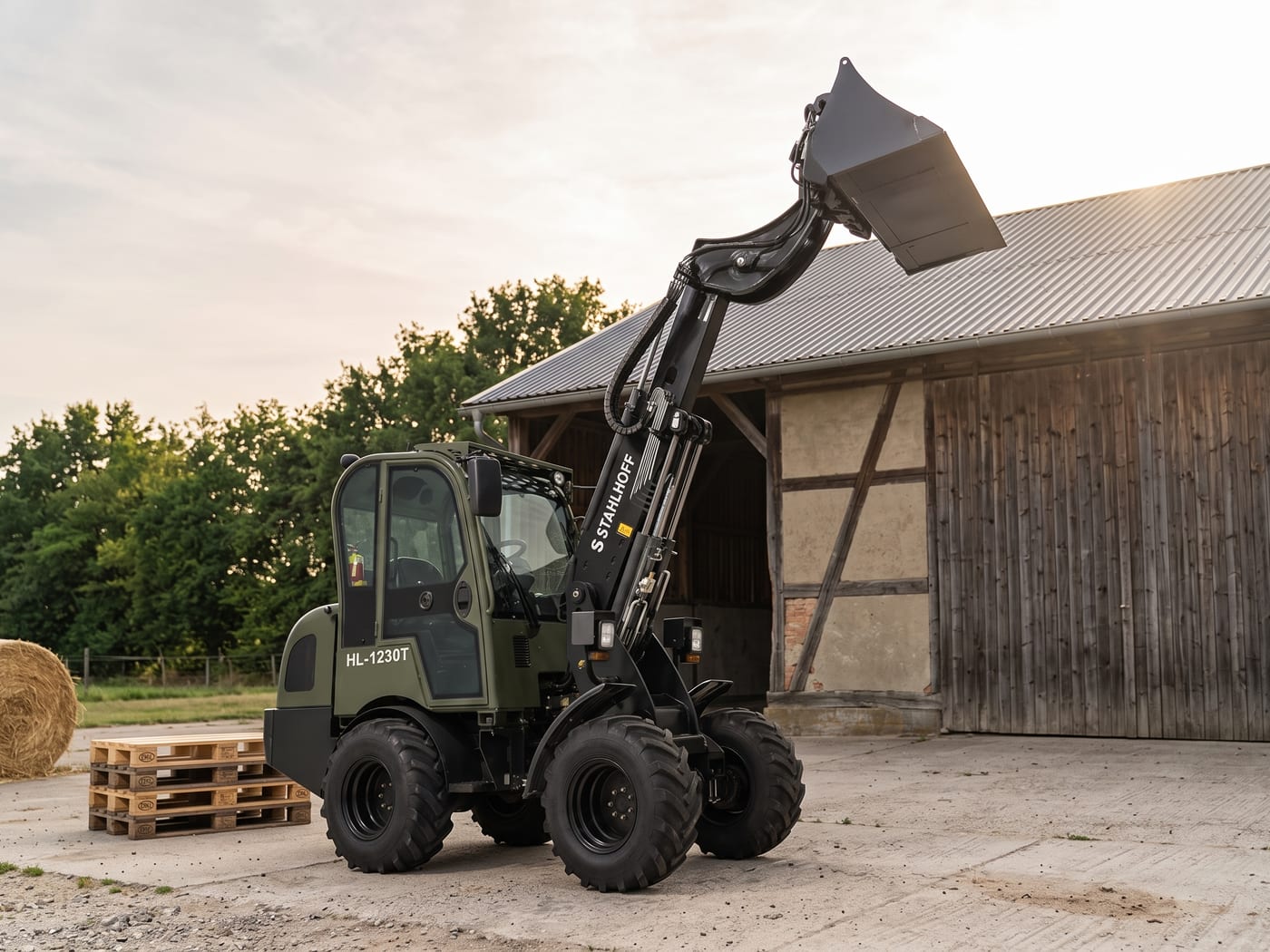 Stahlhoff Hoflader HL1230T mit Kabine und ausgefahrenem Teleskoparm auf einem Hof
