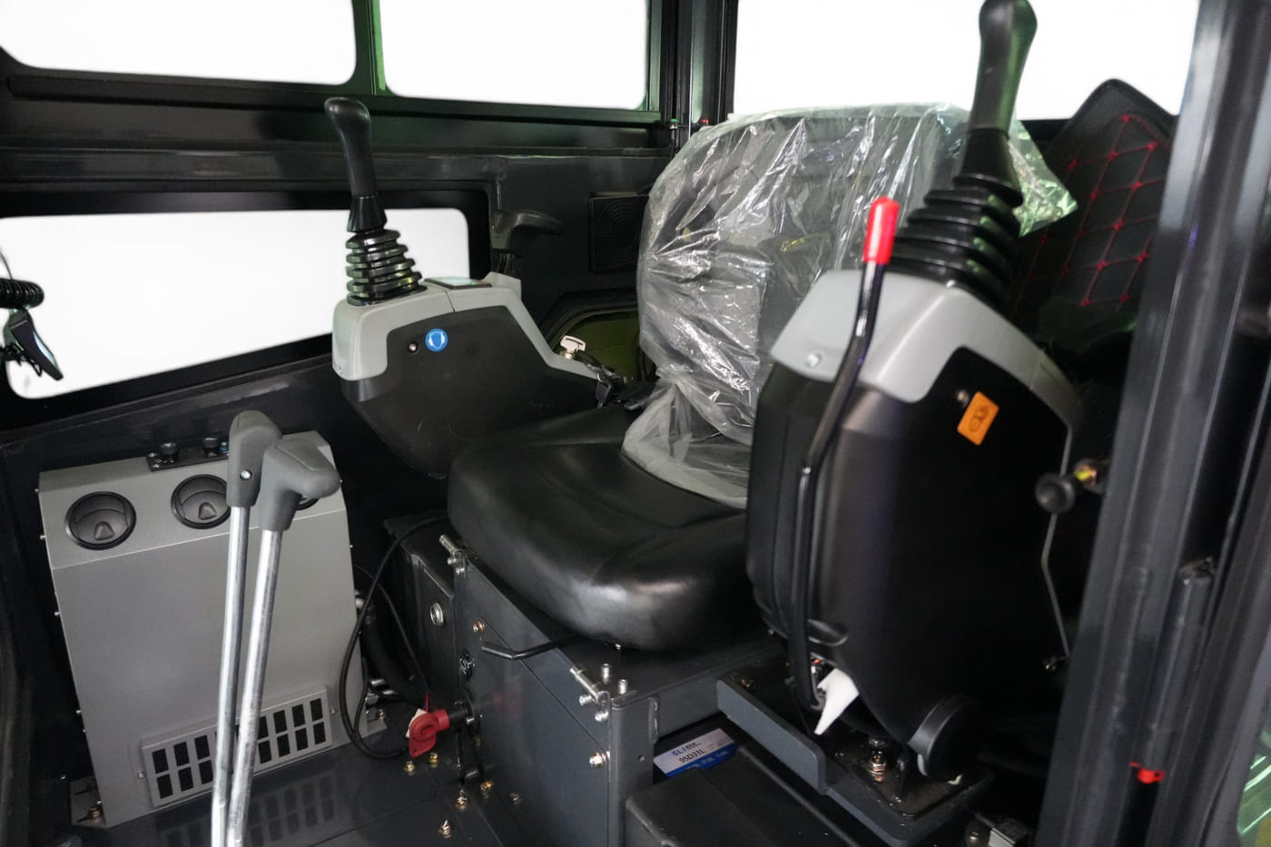Fahrerplatz in der Kabine des S-22 mit seitlichen Profi-Joysticks und Fahrhebeln
