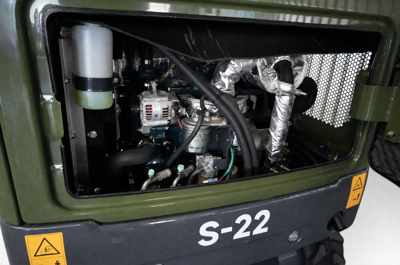 Geöffneter Motorraum des Stahlhoff S-22 mit Kubota-Dreizylinder