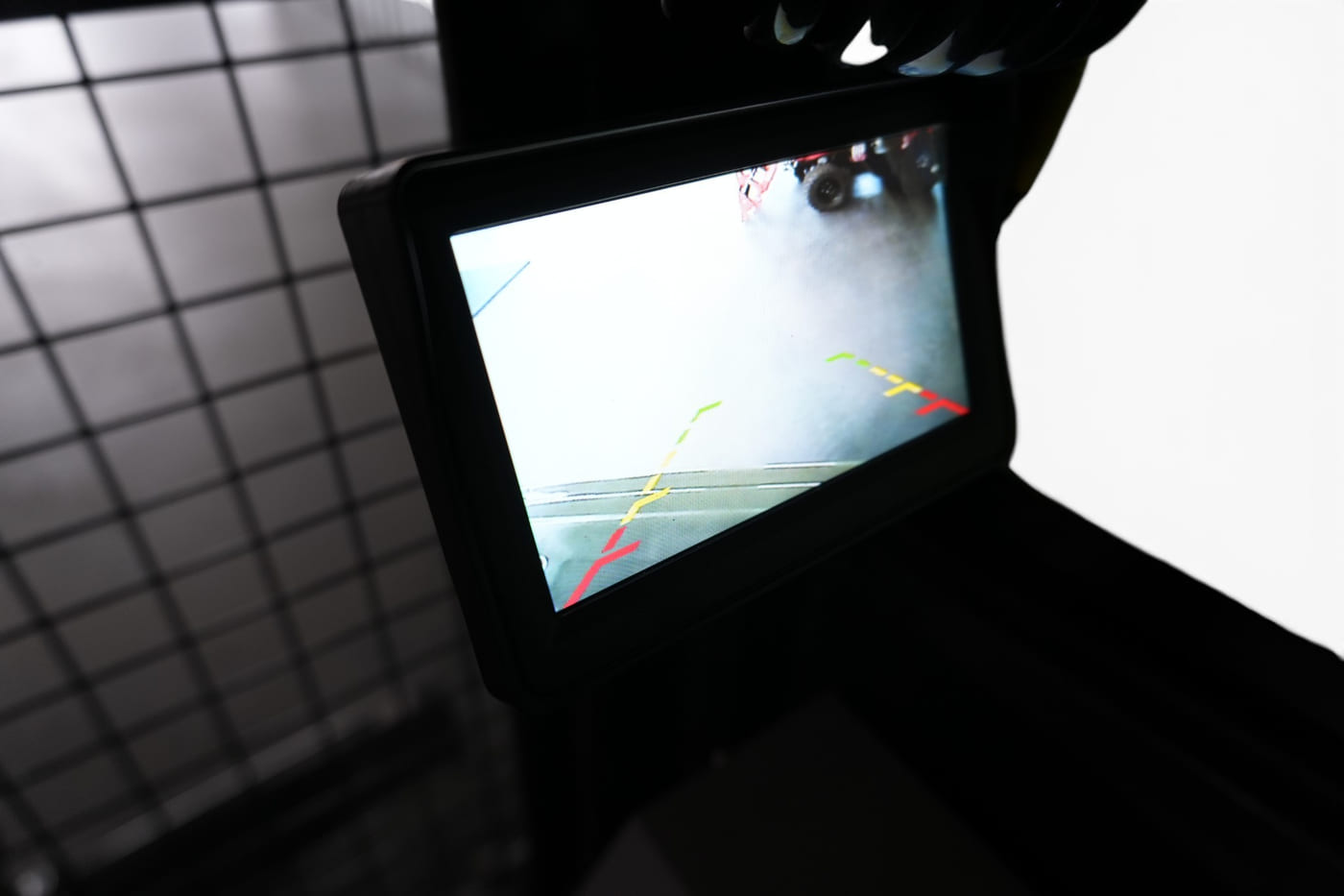 Monitor der serienmäßigen Rückfahrkamera im Blickfeld des Fahrers