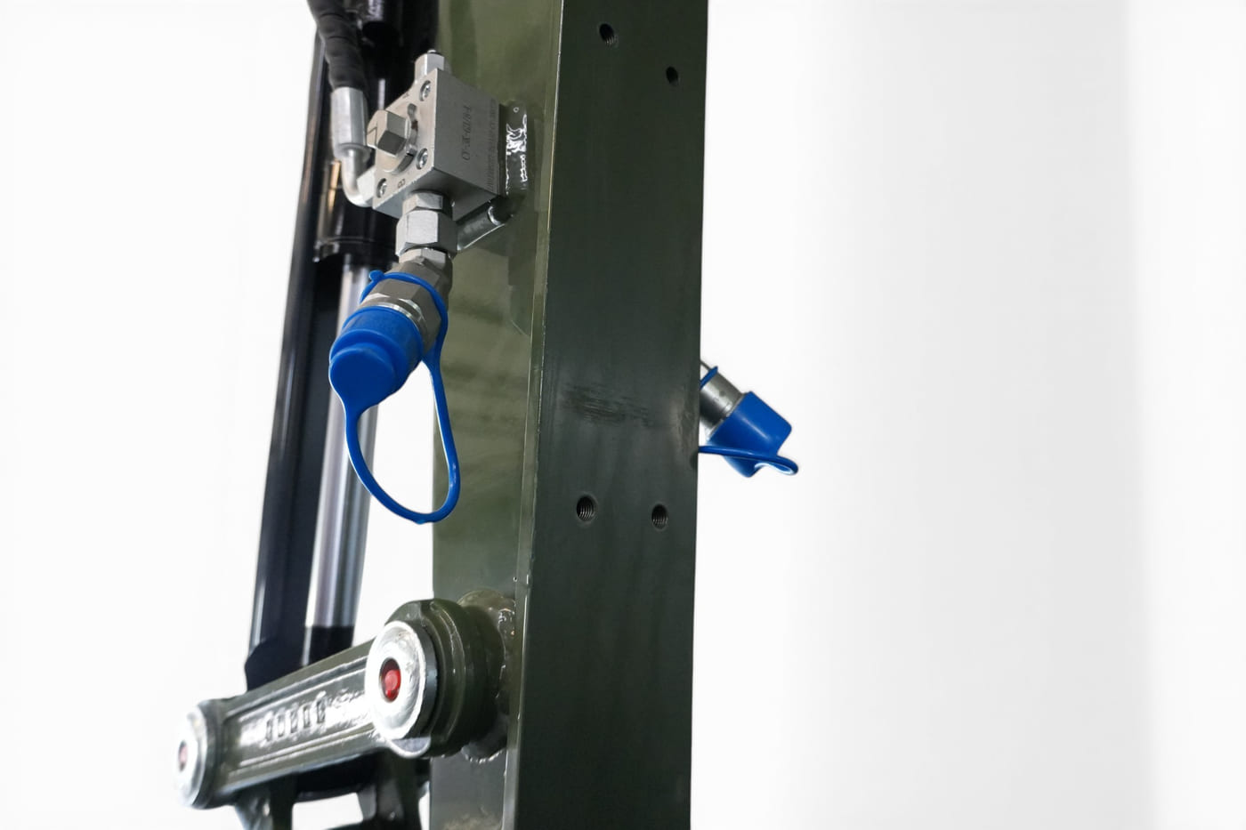 Hydraulikanschlüsse mit Staubschutzkappen am Löffelstiel für Anbaugeräte